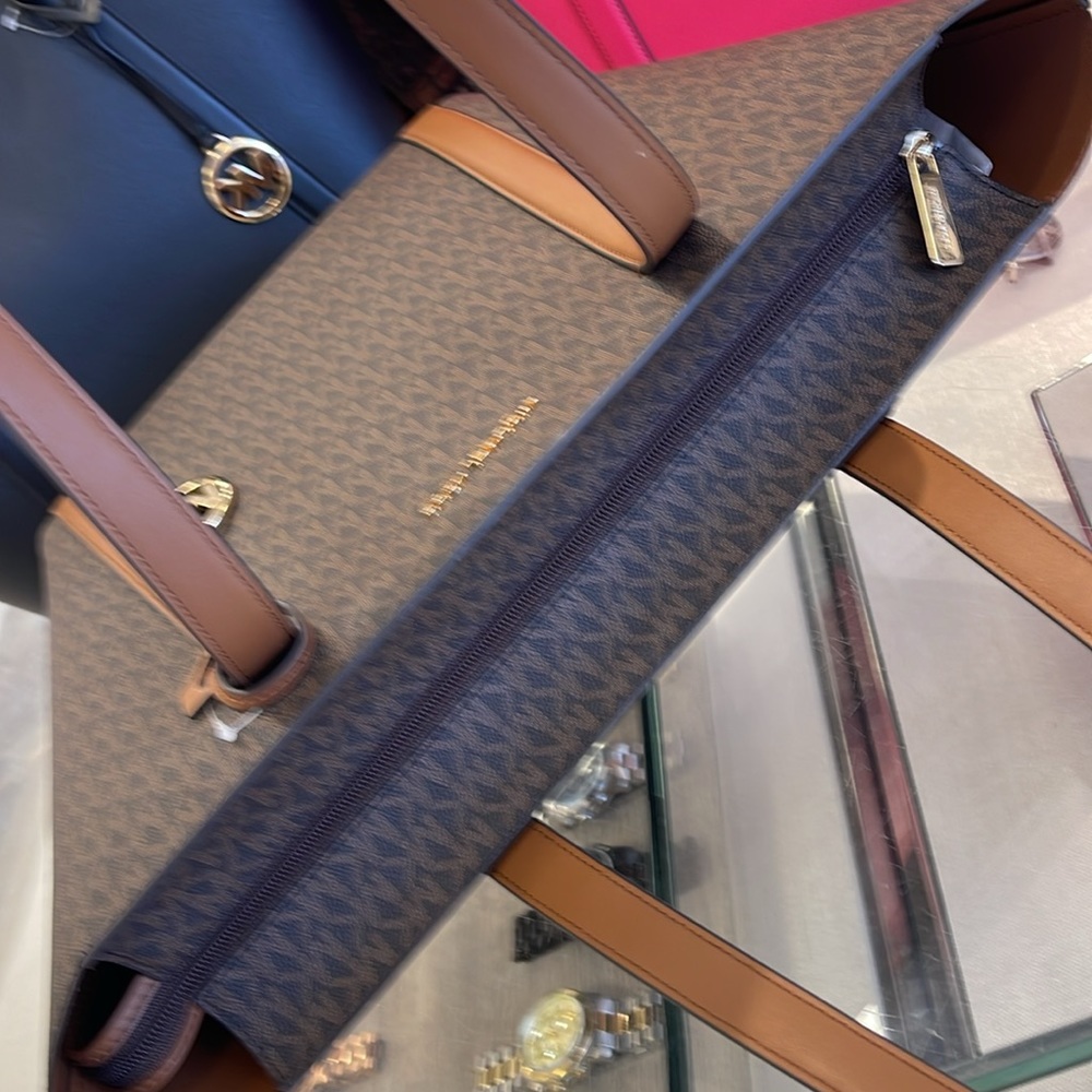MICHAEL KORS
Pratt Large Signature Logo Tote Shoulder Bag
COLOR BROWN
NWT - Picture 6 of 16